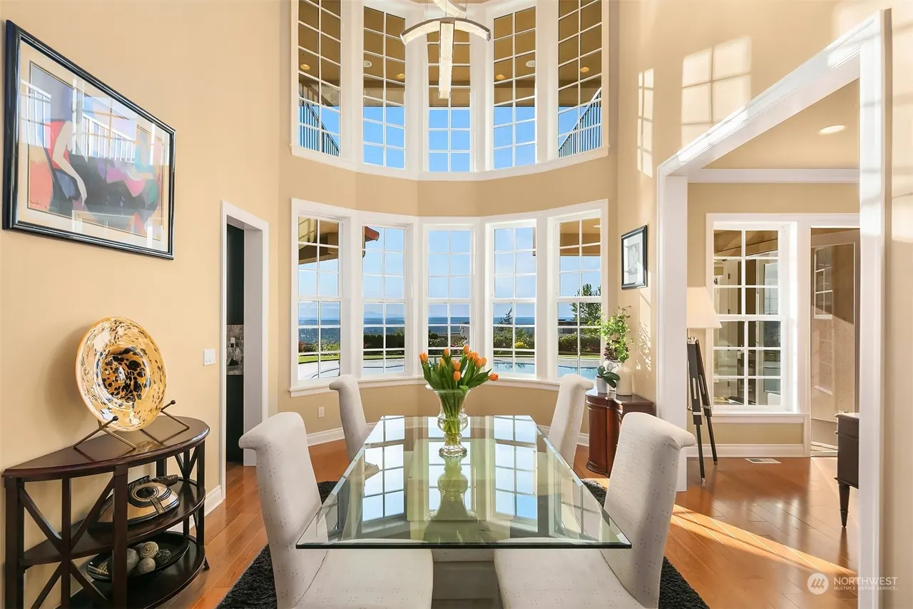 Harrison Street: dining room under a two-storey window wall