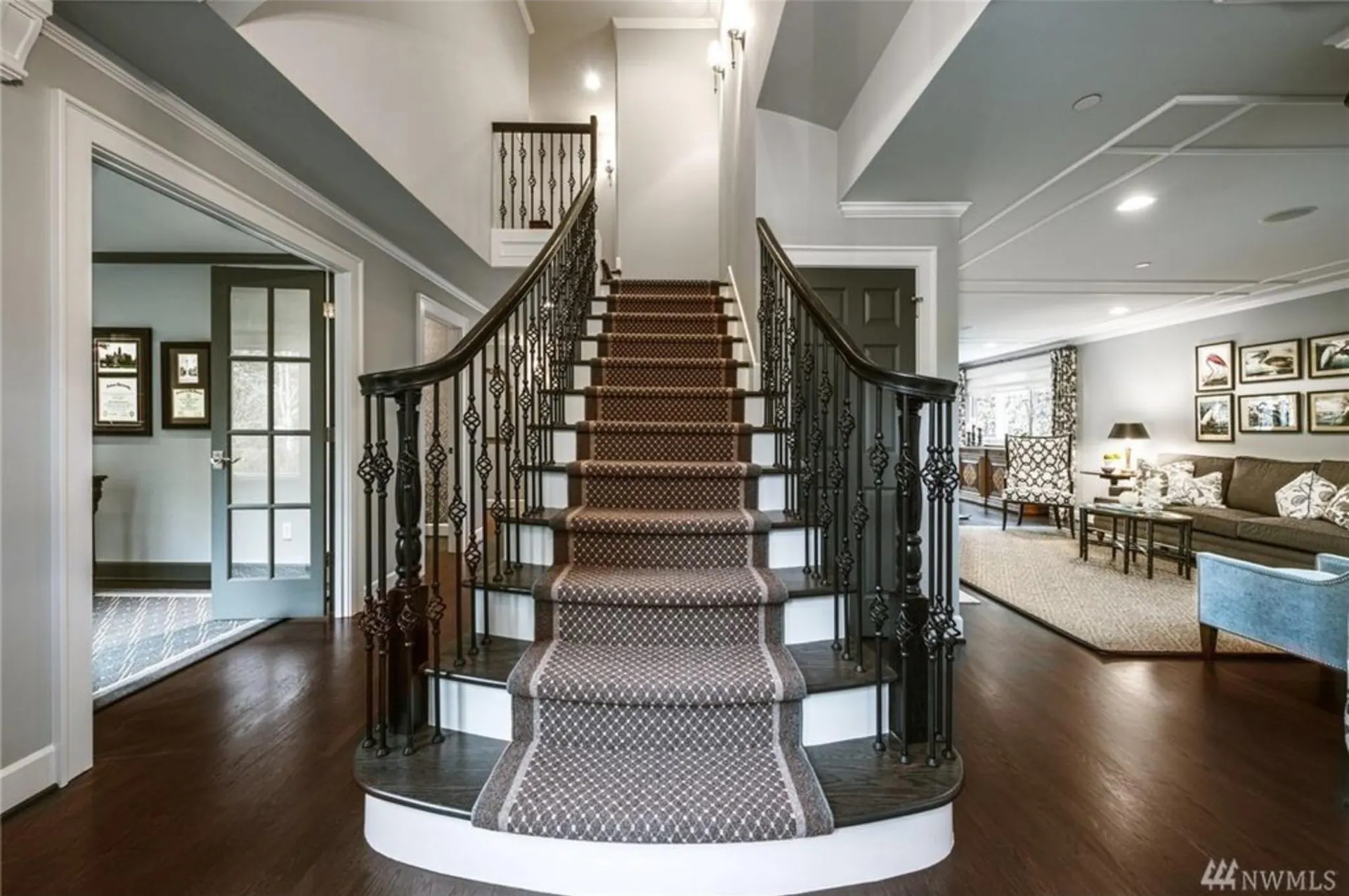 Medeiros Residence: entry hall and staircase