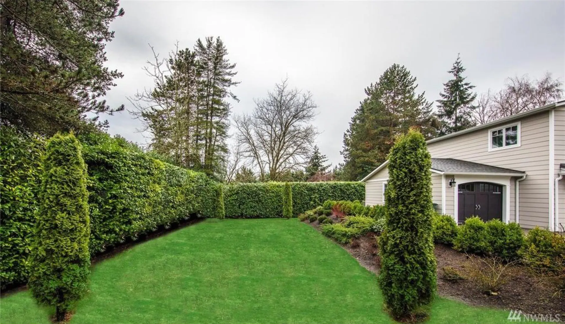Medeiros Residence: rear garden and guest building