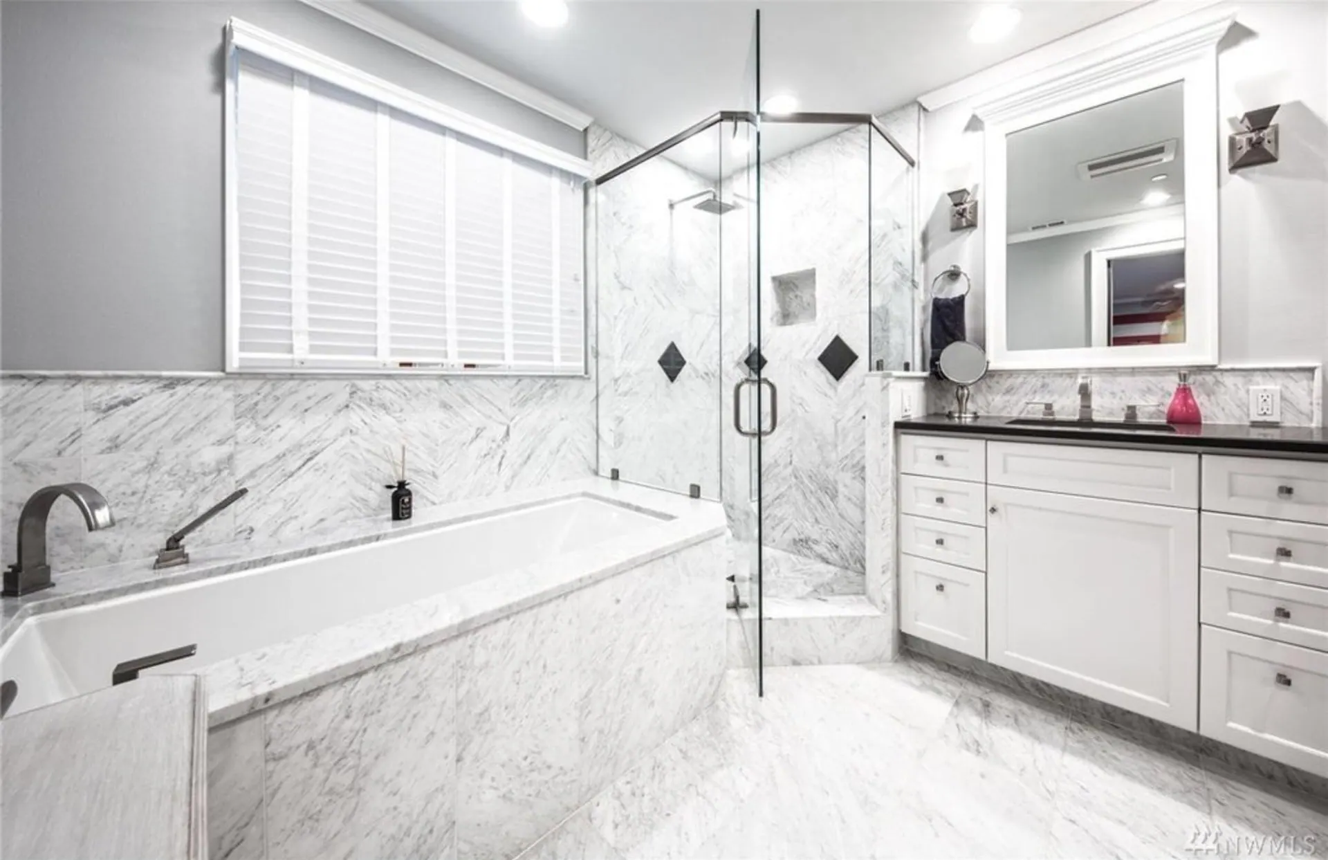 Medeiros Residence: primary bath