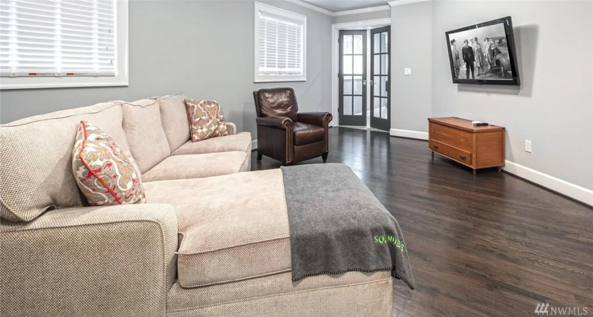 Medeiros Residence: family room
