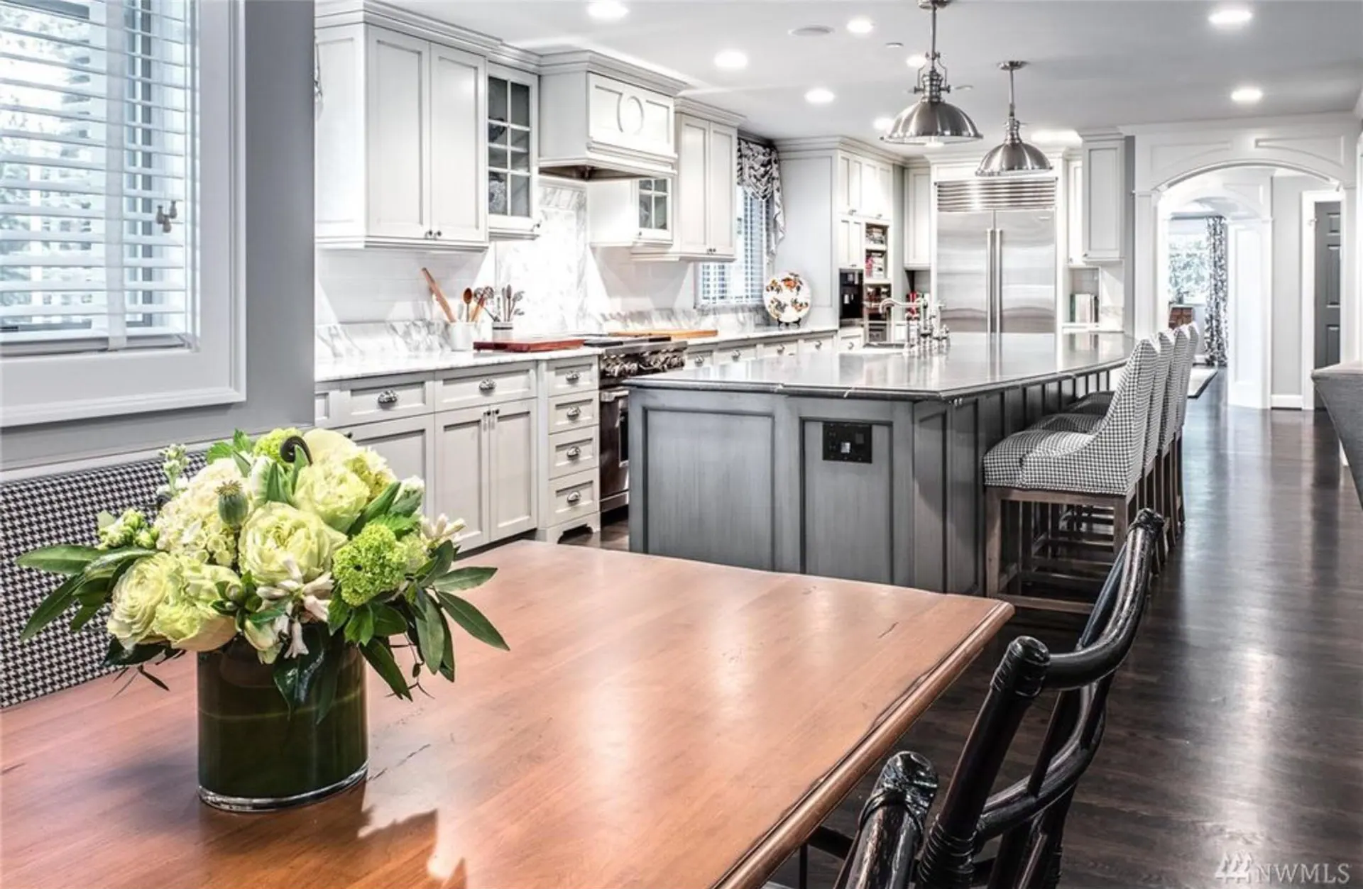 Medeiros Residence: kitchen and breakfast table