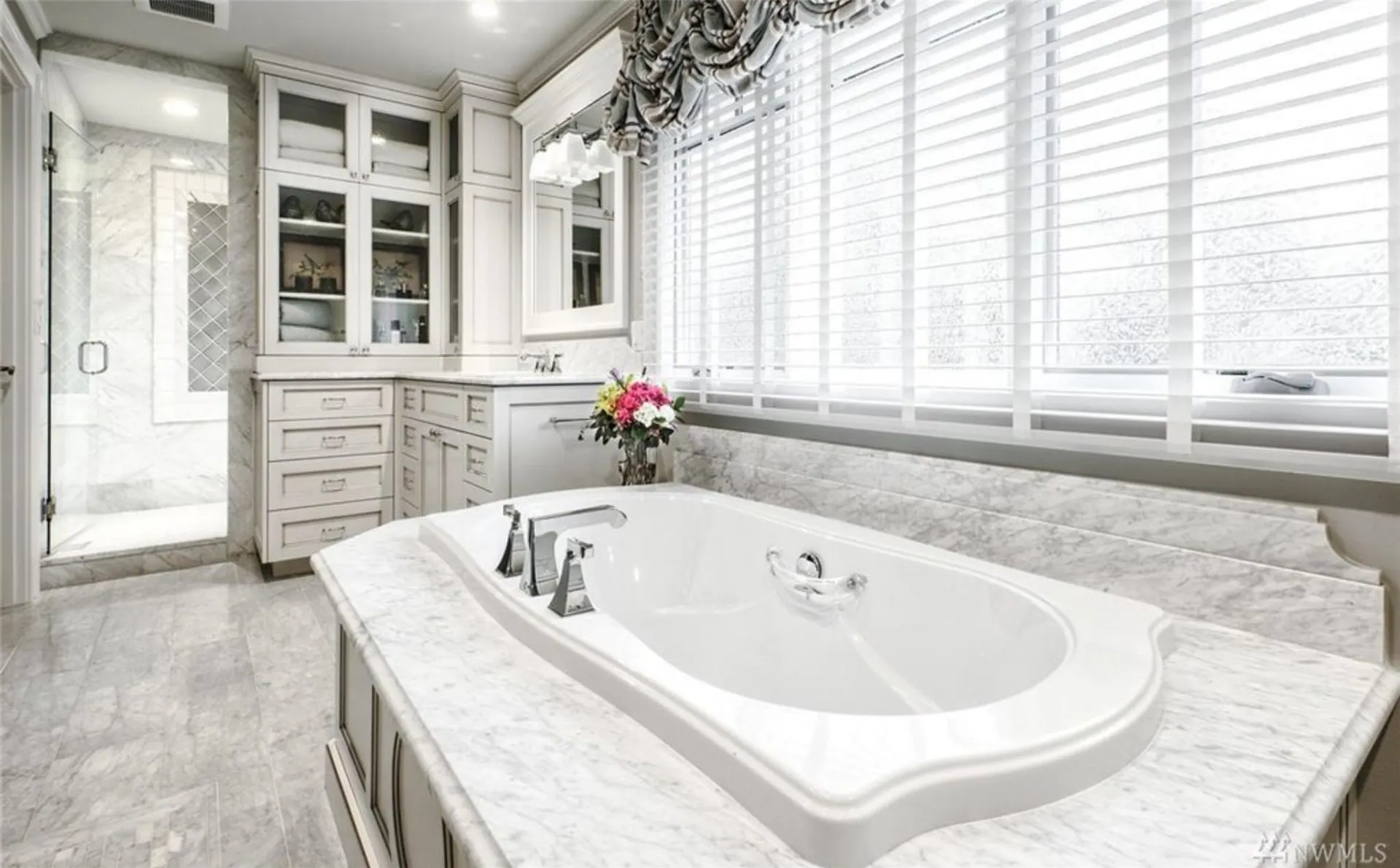 Medeiros Residence: bath with soaking tub