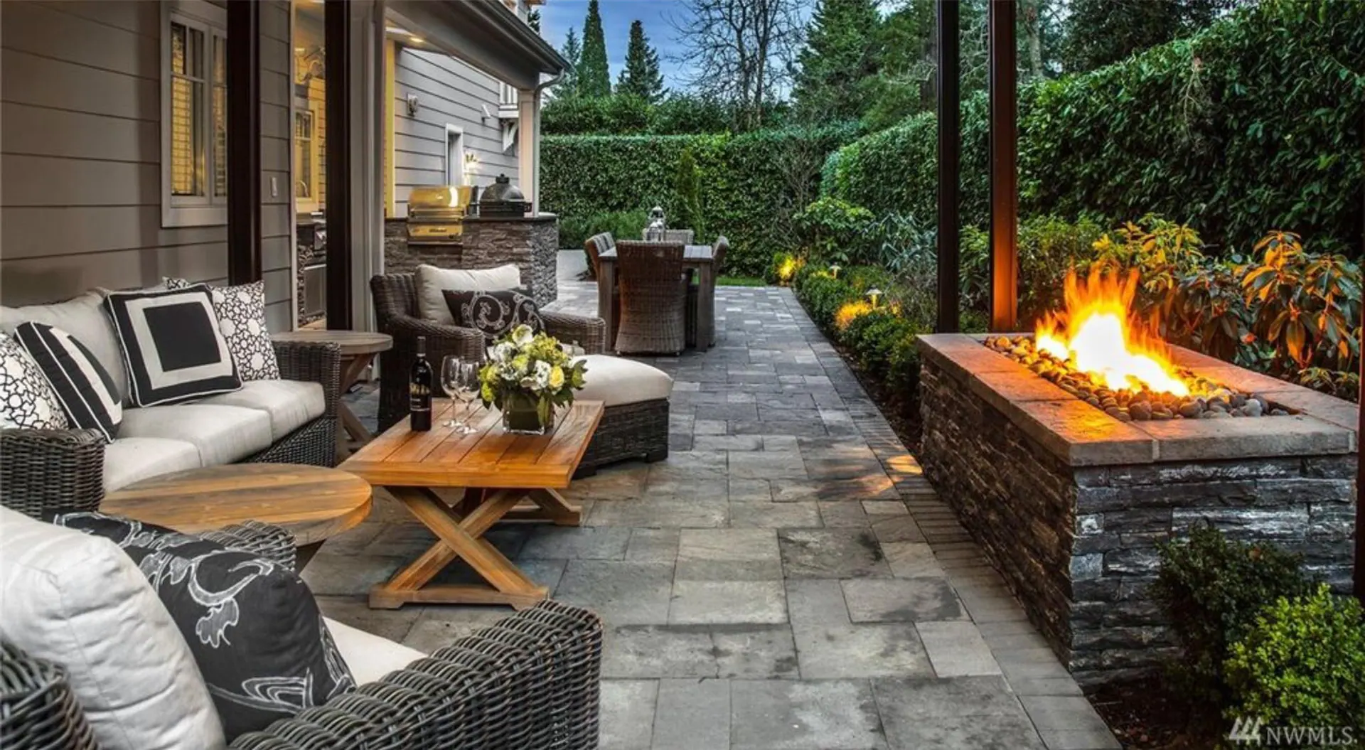 Medeiros Residence: covered outdoor room with fire table