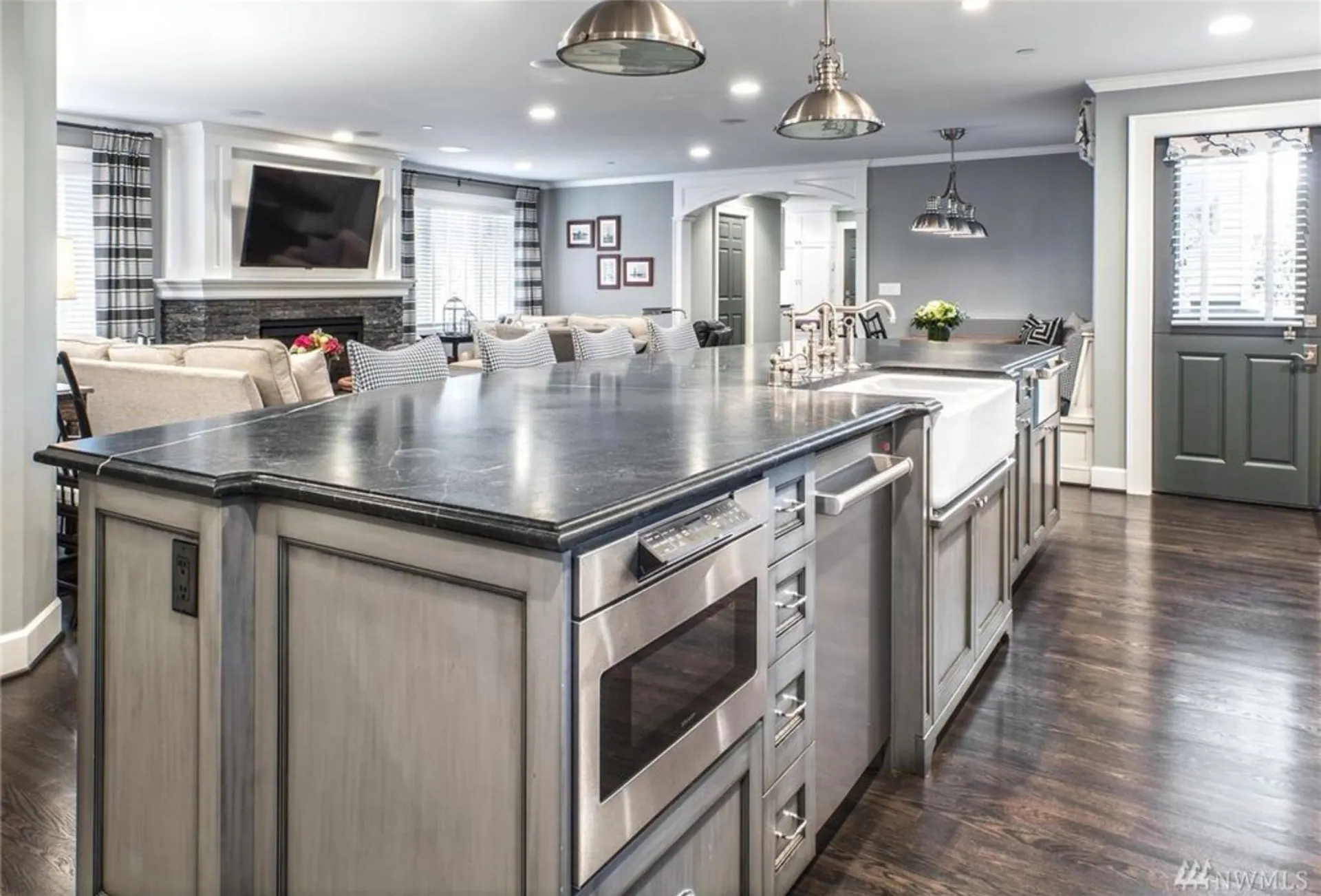 Medeiros Residence: kitchen island