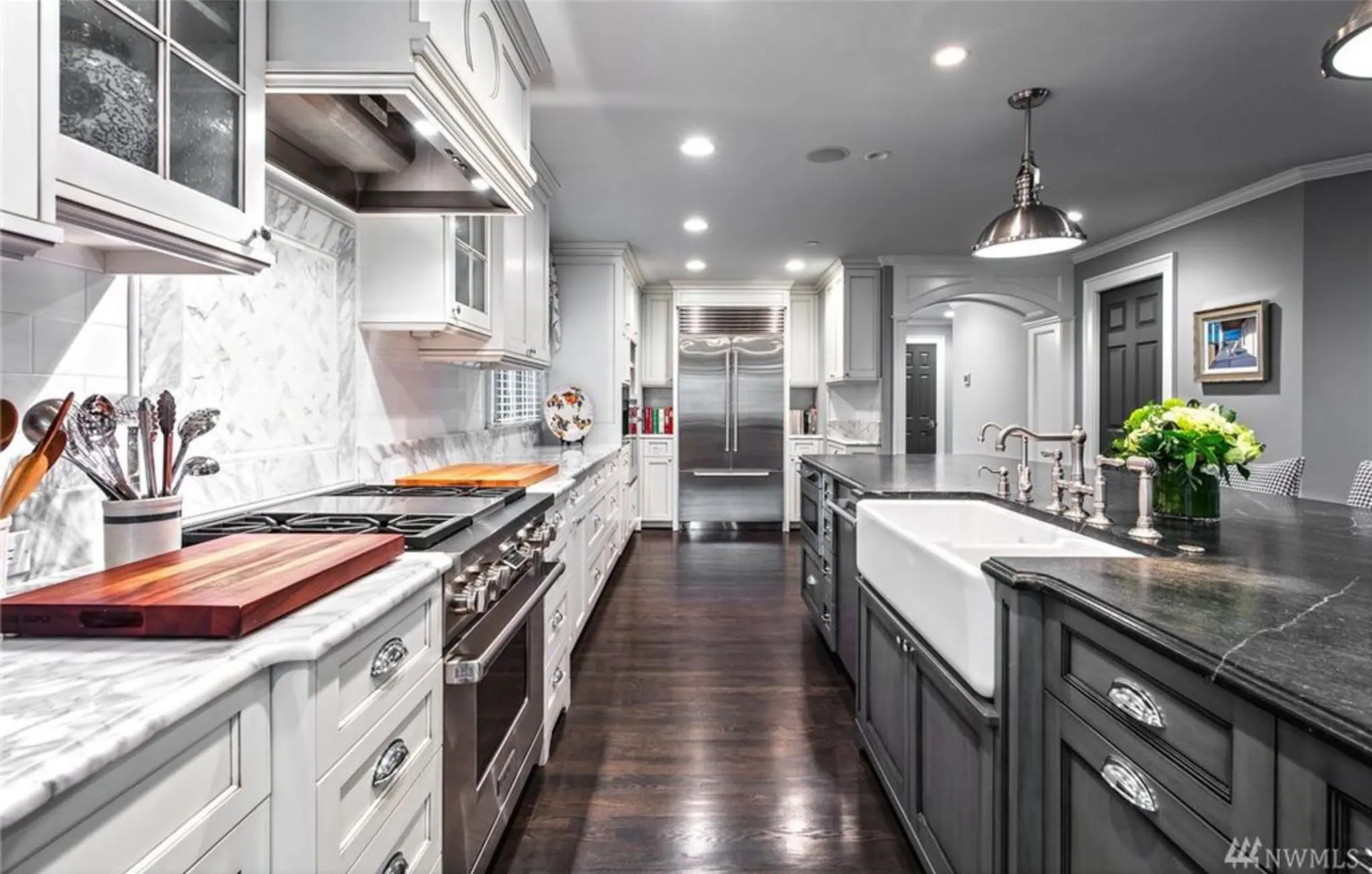 Medeiros Residence: kitchen with range wall