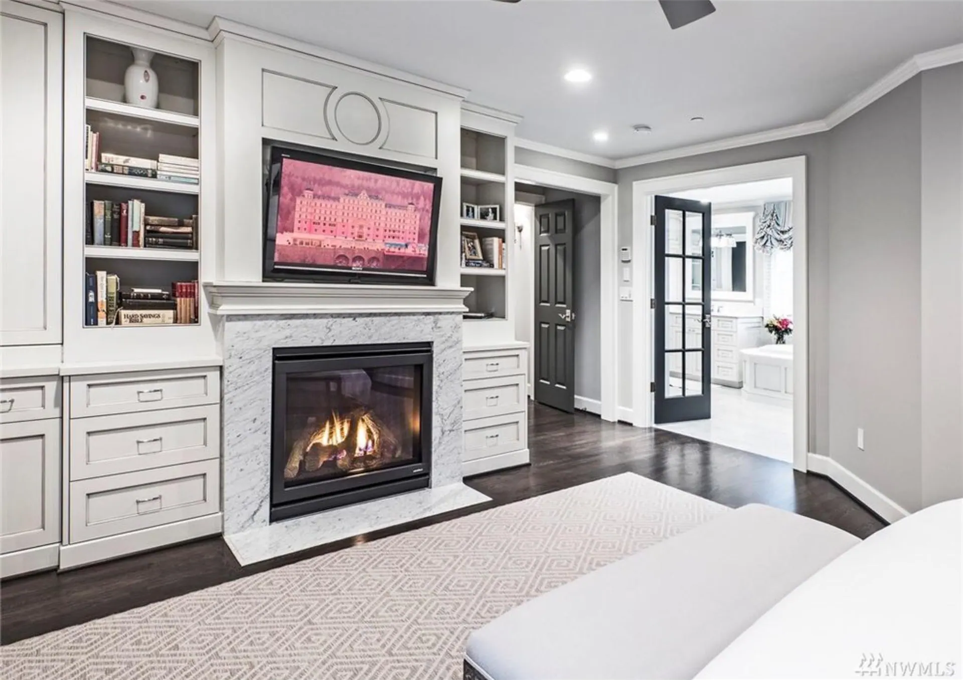 Medeiros Residence: family room built-ins